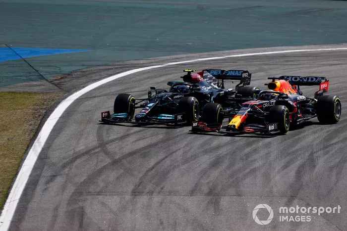 Max Verstappen, Red Bull Racing RB16B, lucha con Valtteri Bottas, Mercedes W12