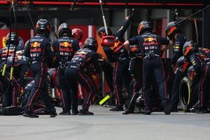 El equipo de boxes de Oracle Red Bull Racing preparado para una parada en boxes durante el Gran Premio de Azerbaiyán de F1.