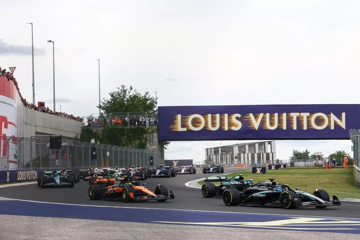 Lando Norris, McLaren, George Russell, Mercedes, Fernando Alonso, Aston Martin Racing