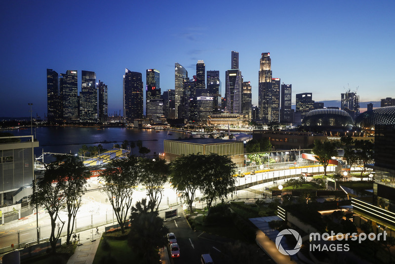 Costruzione del tracciato, mentre cala la notte sullo skyline di Singapore