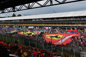 Les fans envahissent la piste avec un drapeau Ferrari géant