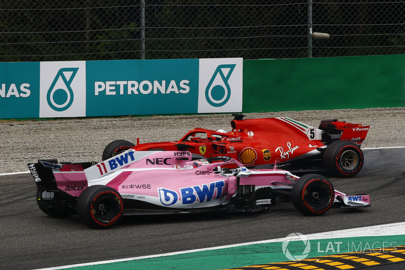 Sebastian Vettel, Ferrari SF71H en tête-à-queue après un contact avec Lewis Hamilton, Mercedes AMG F1 W09 alors que Sergio Perez, Racing Point Force India VJM11 passe