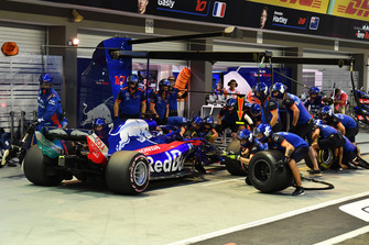 Brendon Hartley, Scuderia Toro Rosso STR13 au stand