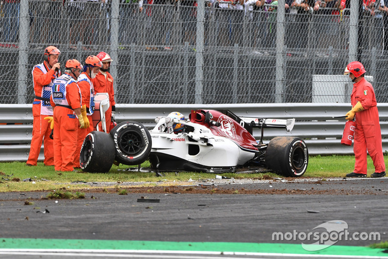 Les commissaires et la voiture accidentée de Marcus Ericsson, Alfa Romeo Sauber C37 après son crash en essais libres 2