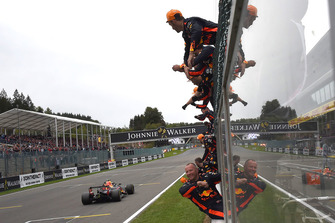 Max Verstappen, Red Bull Racing RB14 finshes crosses the line with his mechanics celebrating