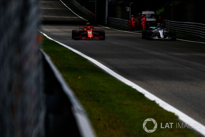 Kimi Raikkonen, Ferrari SF71H y Valtteri Bottas, Mercedes AMG F1 W09 