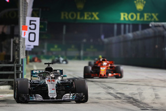 Lewis Hamilton, Mercedes-AMG F1 W09 precede Sebastian Vettel, Ferrari SF71H