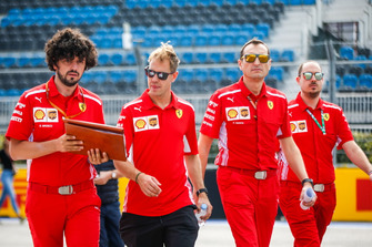 Sebastian Vettel, Ferrari, cammina lungo il circuito