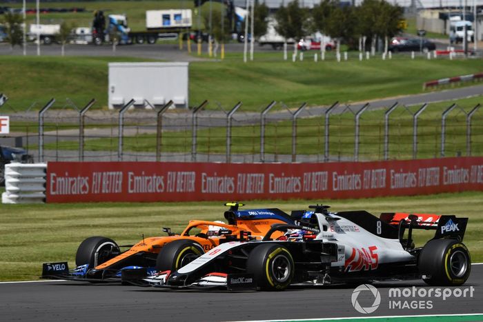 Lando Norris, McLaren MCL35, Romain Grosjean, Haas VF-20