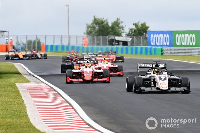 Theo Pourchaire, ART Grand Prix, por delante de Oscar Piastri, Prema Racing y Logan Sargeant, Prema Racing 
