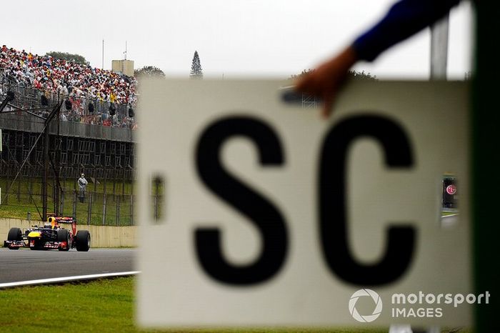 Sebastian Vettel, Red Bull Racing RB8 en condiciones de coche de seguridad