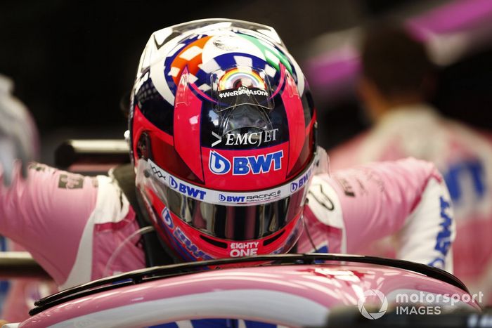 Sergio Pérez, de Racing Point, entra en su cabina