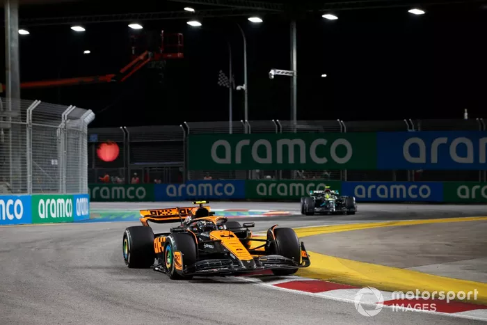 Lando Norris, McLaren MCL60, Lewis Hamilton, Mercedes F1 W14