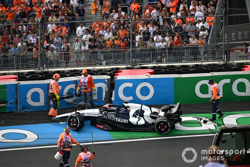 I commissari con la vettura danneggiata di Daniel Ricciardo, AlphaTauri AT04