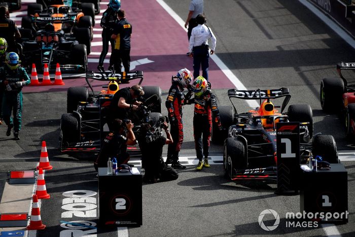 Sergio Pérez, Red Bull Racing, 2ª posición, Max Verstappen, Red Bull Racing, 1ª posición, se felicitan mutuamente en Parc Ferme