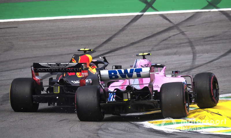 Max Verstappen, Red Bull Racing RB14 tertabrak Esteban Ocon, Racing Point Force India VJM11