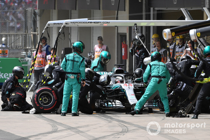 Lewis Hamilton, Mercedes-AMG F1 W09 pit stop
