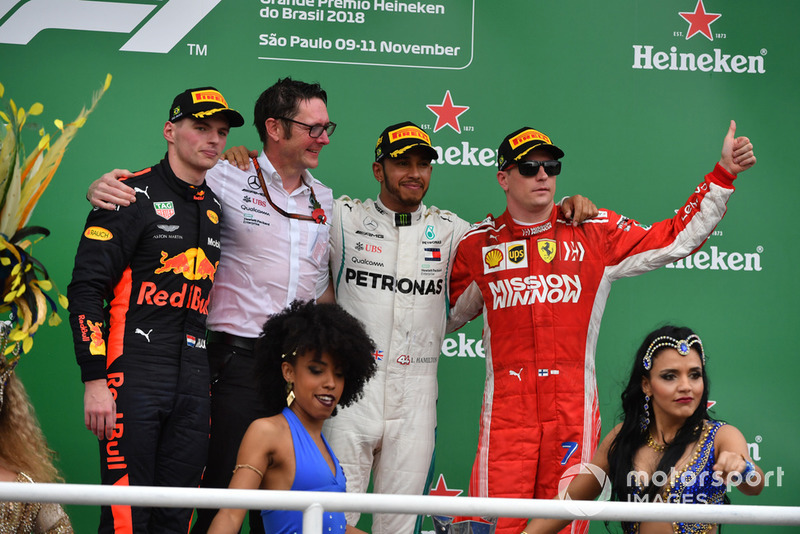 (L naar R): Max Verstappen, Red Bull Racing, Andy Shovlin, Mercedes-AMG F1 Chief Engineer, Lewis Hamilton, Mercedes AMG F1 en Kimi Raikkonen, Ferrari op het podium