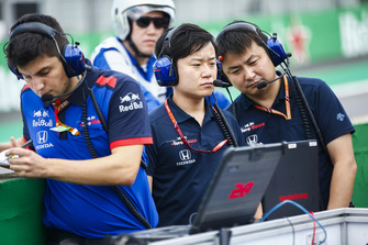 Toro Rosso Honda engineers on the grid