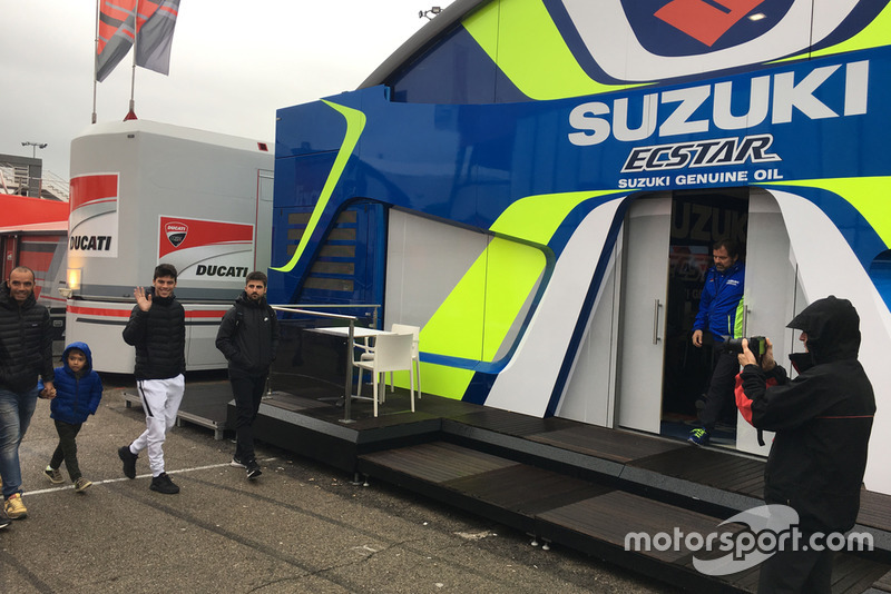 Хоан Мір біля боксів Suzuki у паддоку траси Валенсія