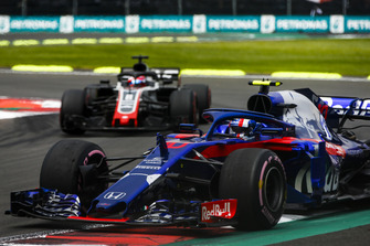 Pierre Gasly, Scuderia Toro Rosso STR13, leads Romain Grosjean, Haas F1 Team VF-18