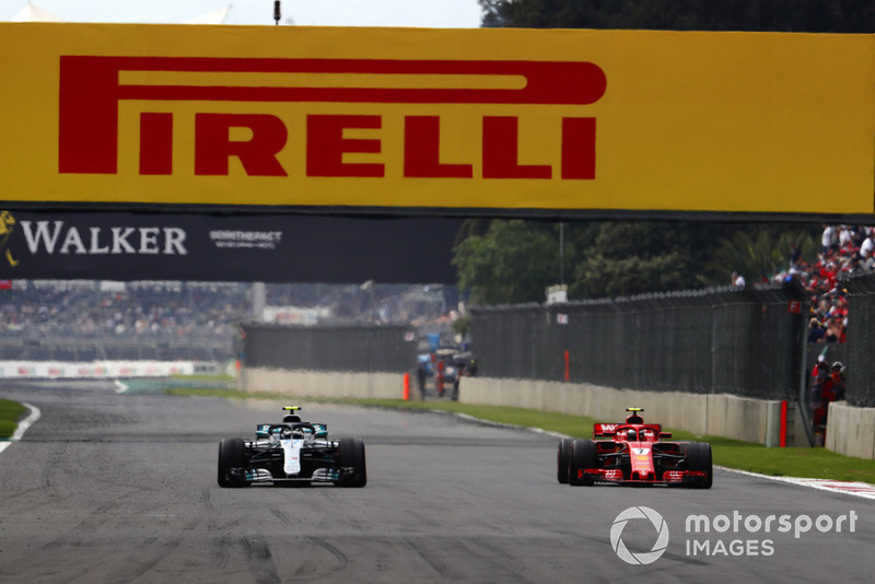 Kimi Raikkonen, Ferrari SF71H, en lutte avec Valtteri Bottas, Mercedes AMG F1 W09 EQ Power+