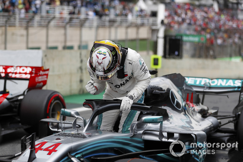 Ganador de la pole Lewis Hamilton, Mercedes AMG F1 celebra