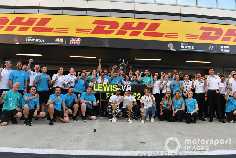 Ünneplés a garázs előt - Szocsi - Orosz Nagydíj - F1 2018