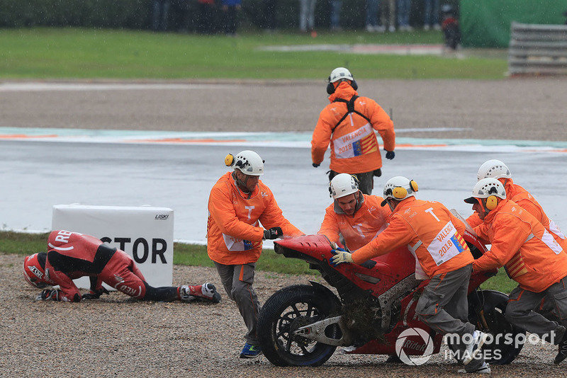 Aleix Espargaro, Aprilia Racing Team Gresini, dopo la caduta