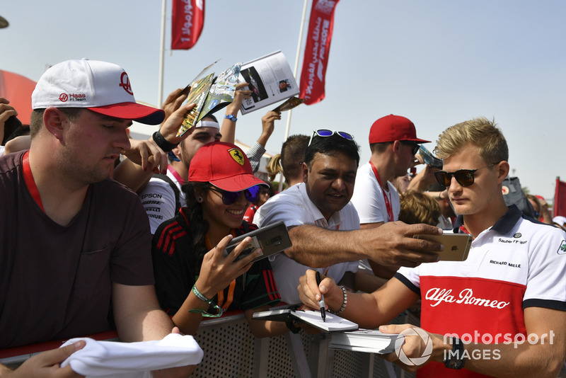 Marcus Ericsson, Sauber signs autographs for the fans