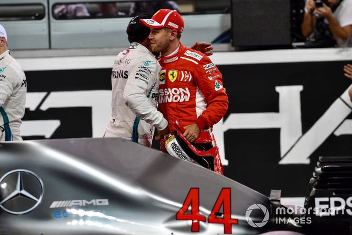 Lewis Hamilton, Mercedes AMG F1 y Sebastian Vettel, Ferrari en Parc Ferme 