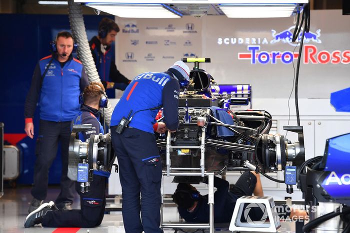 Scuderia Toro Rosso STR13  en el garaje