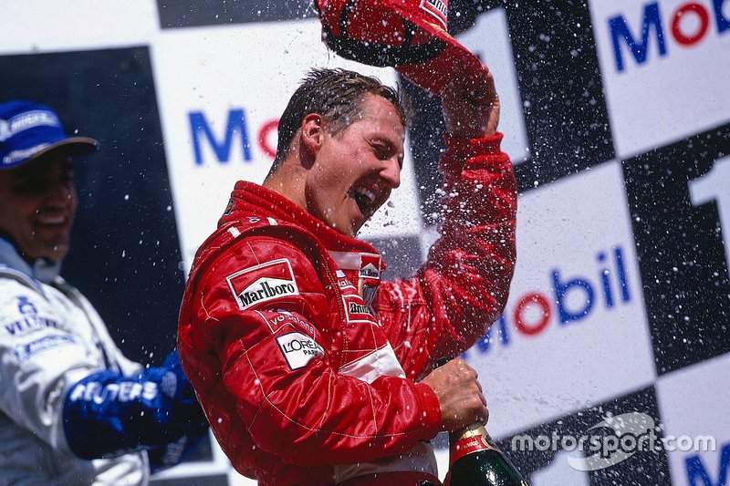 Michael Schumacher, Ferrari, fête sa victoire sur le podium