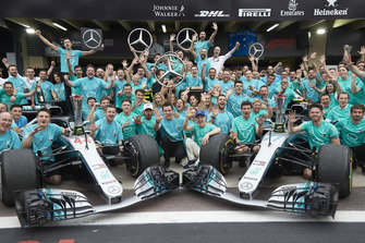 Lewis Hamilton, Valtteri Bottas, Toto Wolff, Mercedes AMG F1, avec l'équipe pour fêter le titre constructeurs
