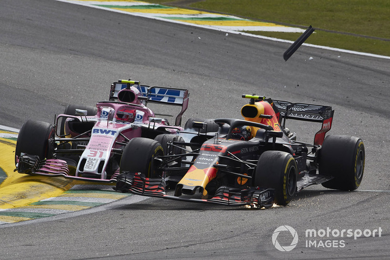 Max Verstappen, Red Bull Racing RB14, and Esteban Ocon, Racing Point Force India VJM11, make contact