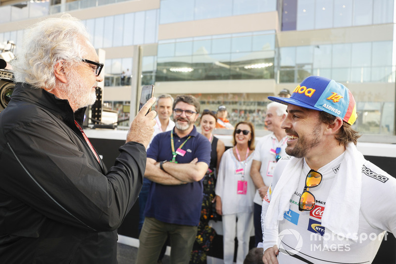 Fernando Alonso, McLaren, avec Flavio Briatore sur la grille