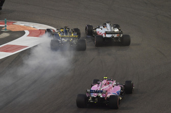 Nico Hulkenberg, Renault Sport F1 Team R.S. 18 lotta con Romain Grosjean, Haas F1 Team VF-18, al primo giro