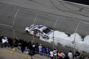 Race winner Kevin Harvick, Stewart-Haas Racing, Ford Fusion Mobil 1