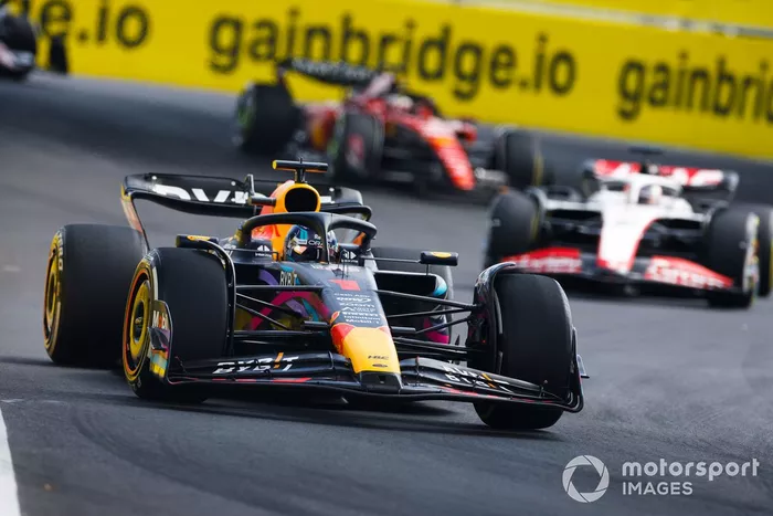 Max Verstappen, Red Bull Racing RB19, Kevin Magnussen, Haas VF-23