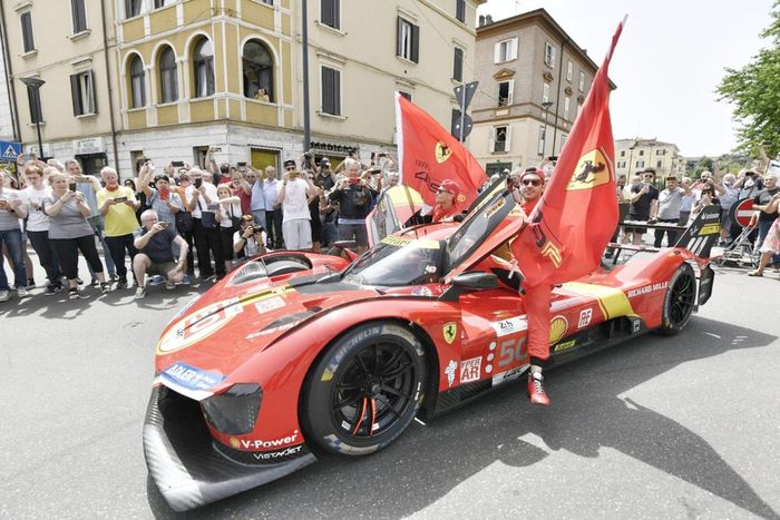 Desfile Ferrari 499P Maranello