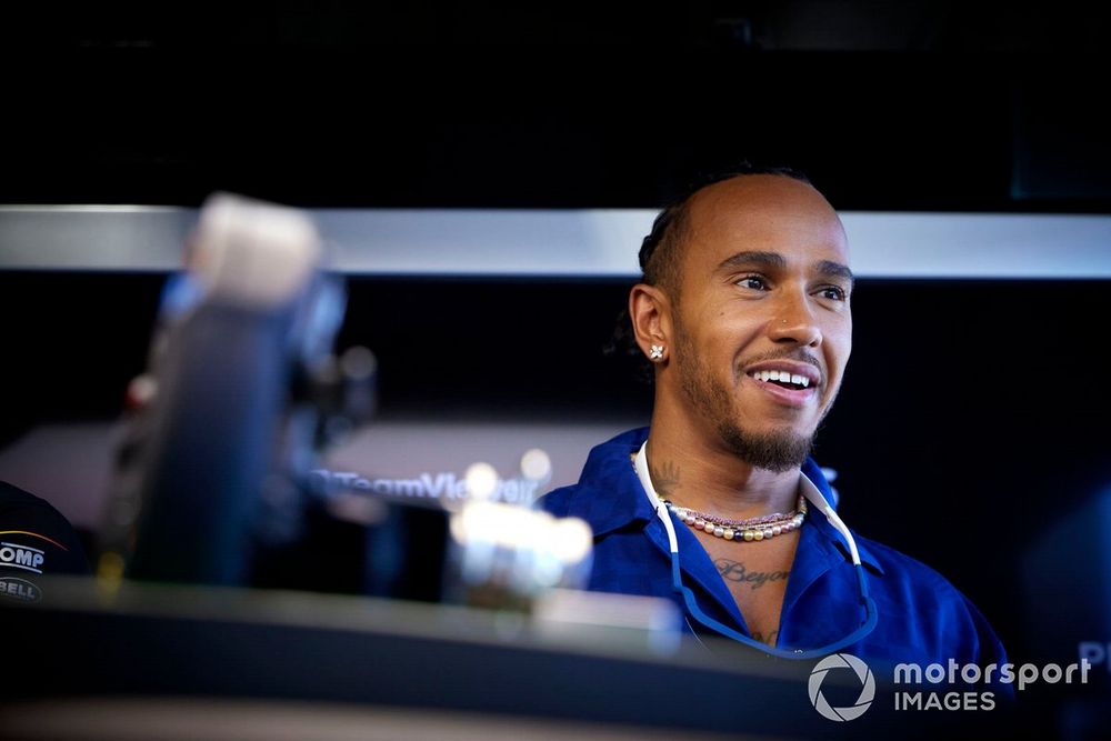 Lewis Hamilton señaló que espera que Sergio Pérez adelante a Max Verstappen por el campeonato de F1 2023. 