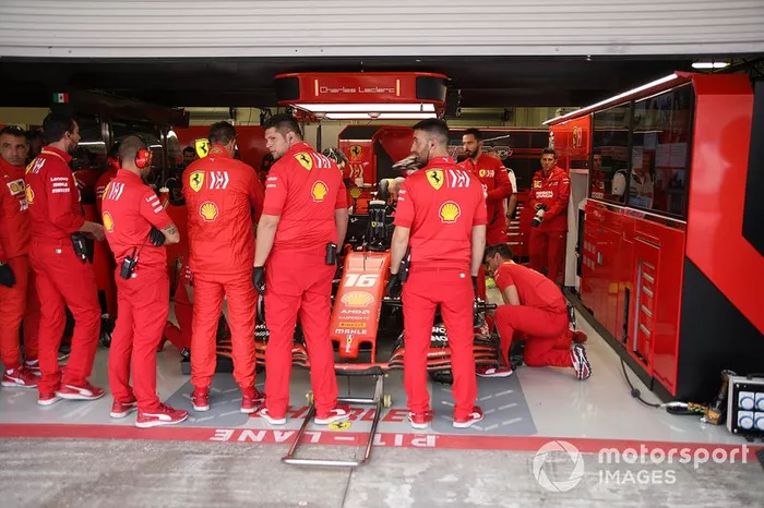 Charles Leclerc, Ferrari SF90, en pits y los mecánicos