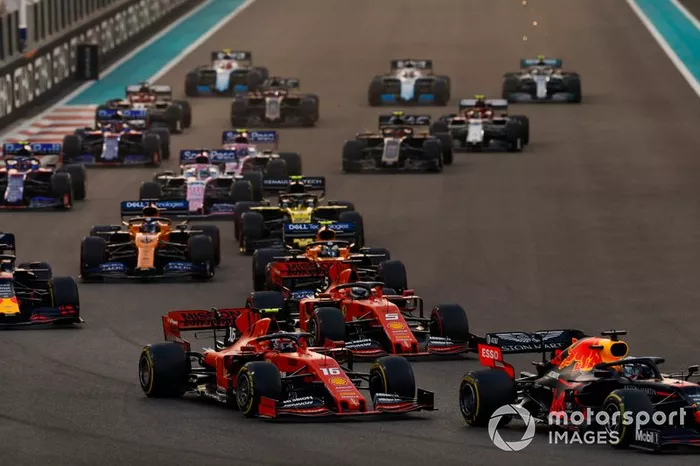 Max Verstappen, Red Bull Racing RB15, precede Charles Leclerc, Ferrari SF90, Sebastian Vettel, Ferrari SF90, Lando Norris, McLaren MCL34, Alexander Albon, Red Bull RB15, Carlos Sainz Jr., McLaren MCL34 e il resto delle auto