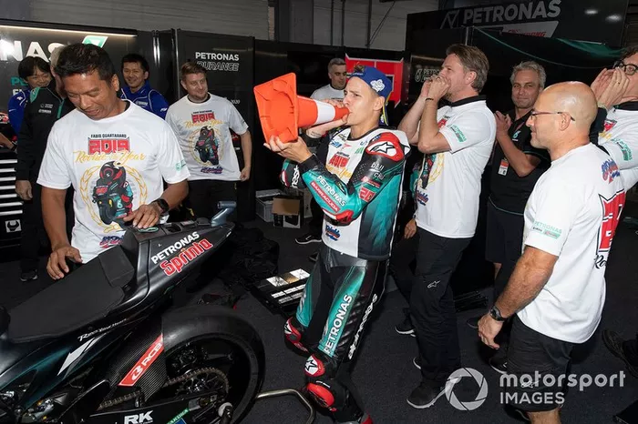 El segundo clasificado, Fabio Quartararo, Petronas Yamaha SRT, celebra con su equipo el título de mejor debutante