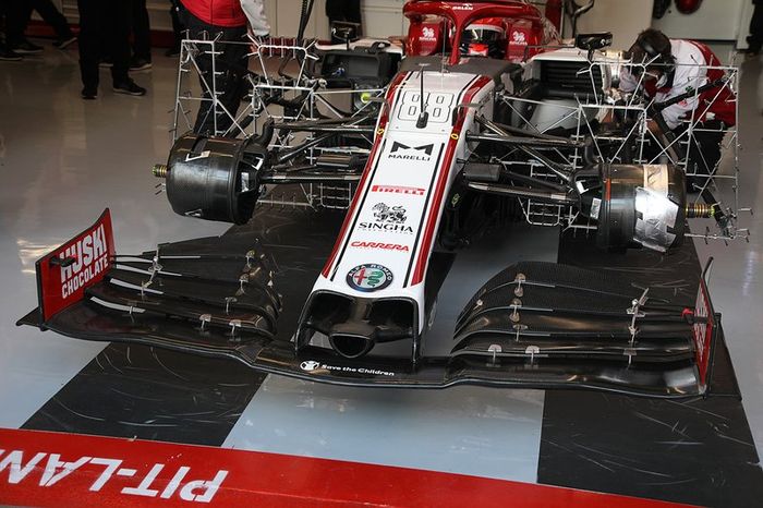 El C39 de Robert Kubica, Alfa Romeo Racing, en el box