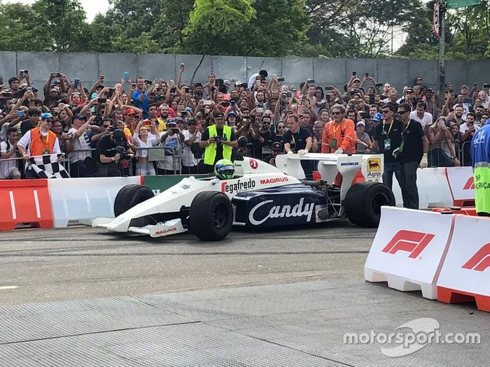 Massa al volante del Toleman de 1984 en el tributo a Senna