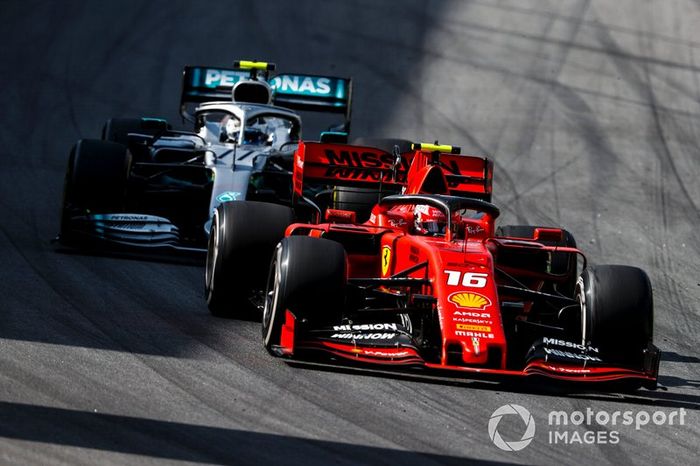 La lotta tra Charles Leclerc, Ferrari SF90 y Valtteri Bottas, Mercedes AMG W10