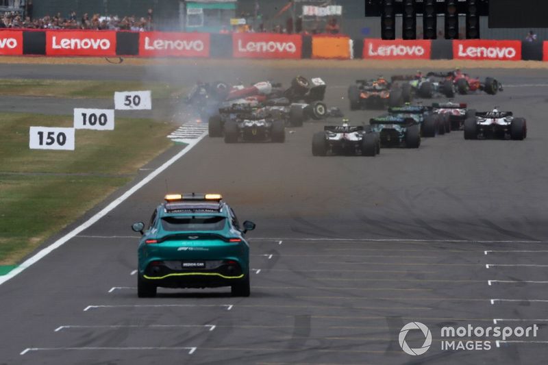 Zhou Guanyu, Alfa Romeo C42, se vuelca en la salida