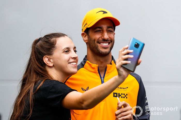 Daniel Ricciardo, McLaren, se detiene para una foto con un fan