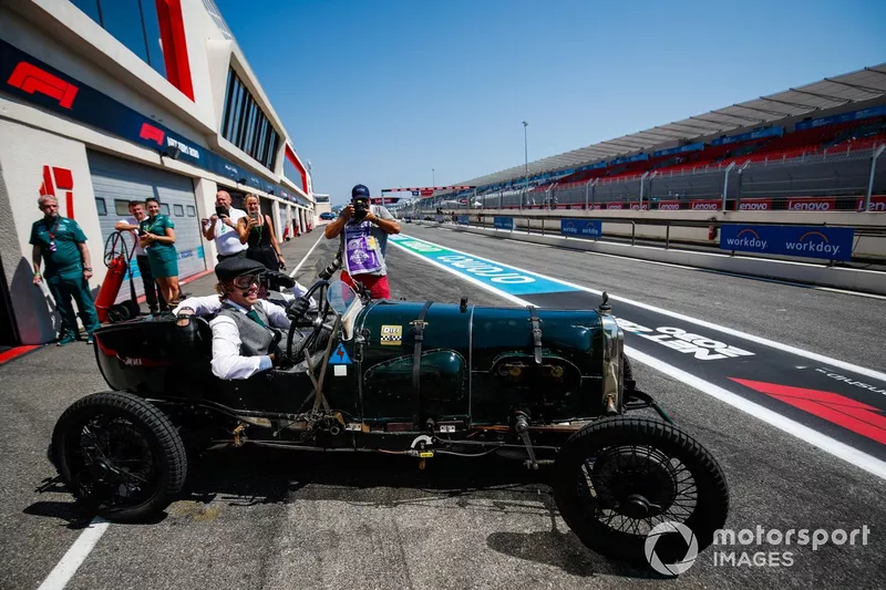 Sebastian Vettel, Aston Martin, Johnny Herbert, Sky TV, nell'Aston Martin Green Pea TT1 del 1922